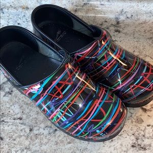 Dansko woman shoes colored print